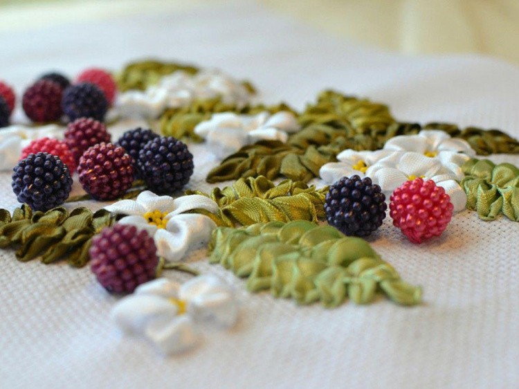 Вышивка лентами «Ежевика» — картинка 7