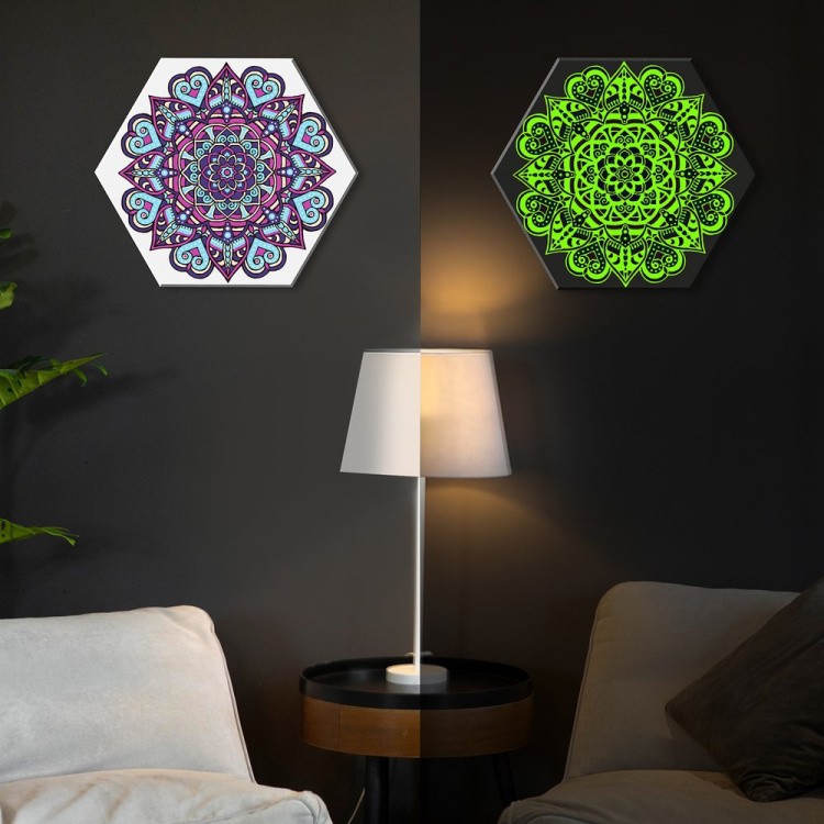 Картина по номерам со светящейся краской Гексагон «Мандала на любовь» — картинка 2