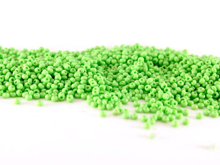 Бисер Чехия круглый 311-19001 4,5 мм 05/0, 50 г, цвет: 53410 светло-салатовый — картинка 2