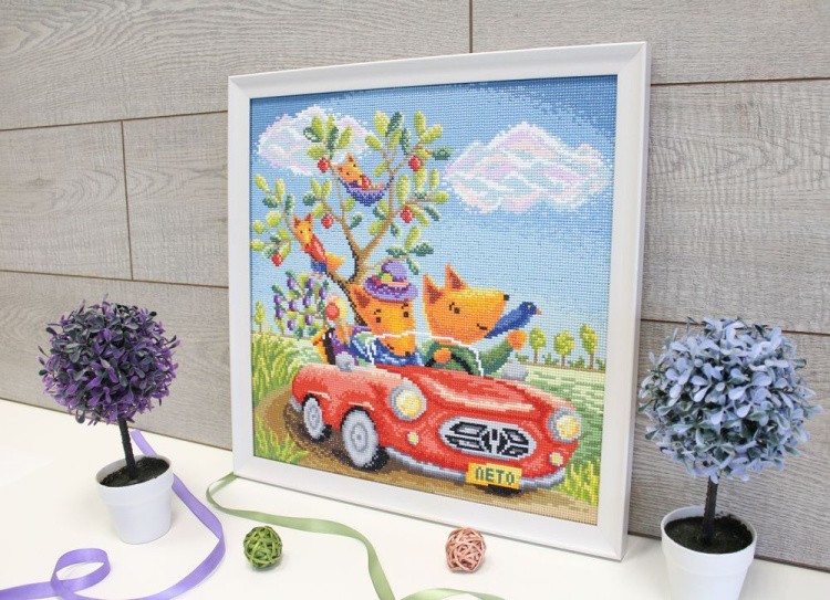 Алмазная вышивка «Лисы в красной машине» — картинка 3