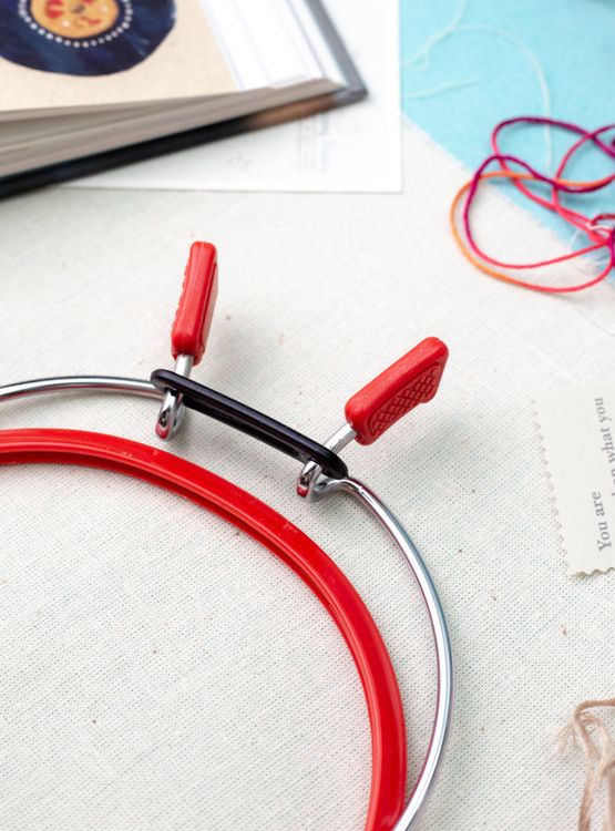 Пяльцы пружинные, диаметр 12,6 см, h-7, цвет: красный, Nurge — картинка 3