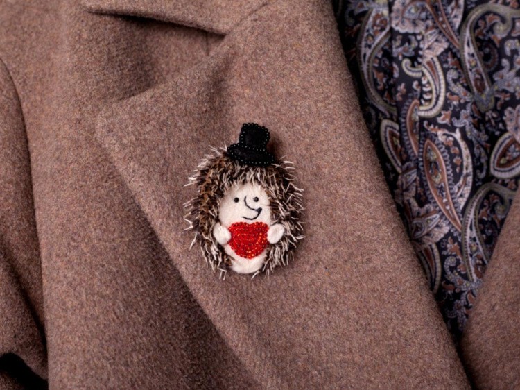 Набор для вышивания «Брошь. Влюбленный Ежик» — картинка 3