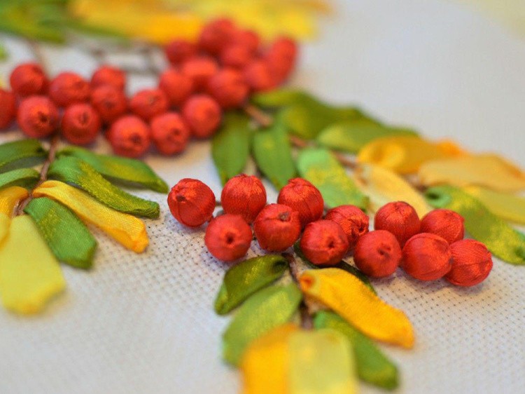 Вышивка лентами «Ветка рябины» — картинка 5