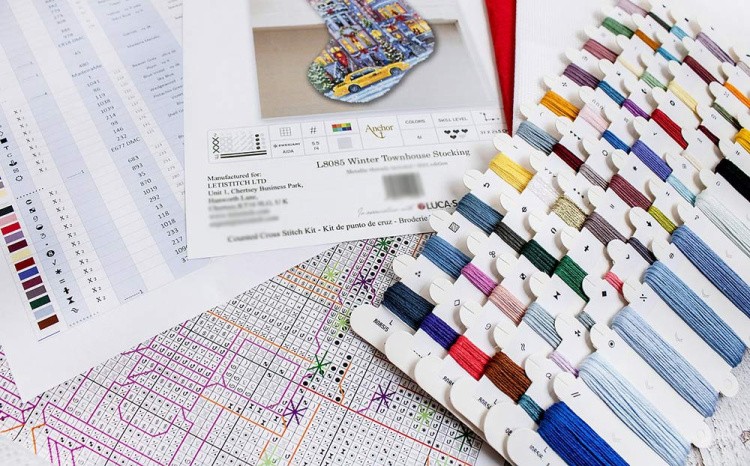 Набор для вышивания «Winter Townhouse Stocking (Зимний сапожок с таунхаусом)» — картинка 3