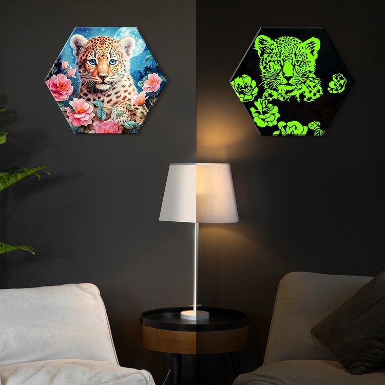Картина по номерам со светящейся краской Гексагон «Милый малыш леопард в цветах» — картинка 2