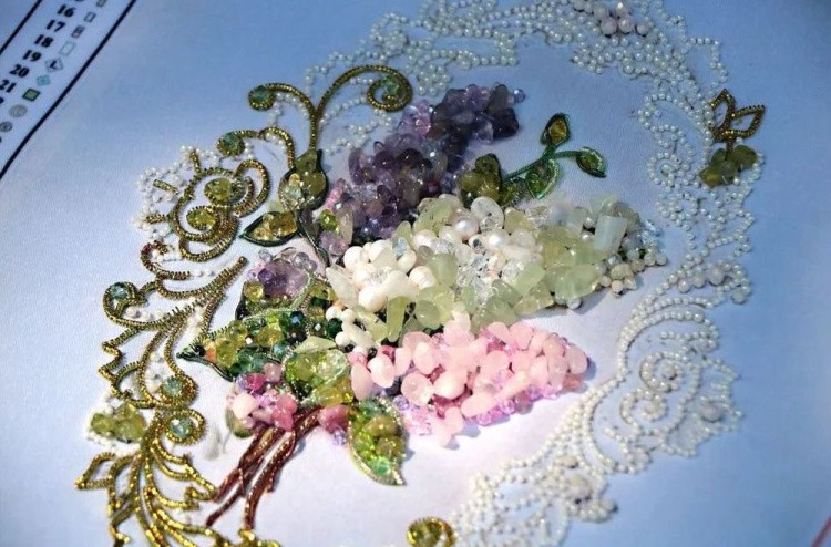 Набор для вышивания хрустальными бусинами «Цветочное кружево. Сирень» — картинка 3