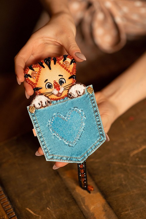Набор для вышивания хрустальными бусинами «Тигренок в джинсовом кармашке» — картинка 2
