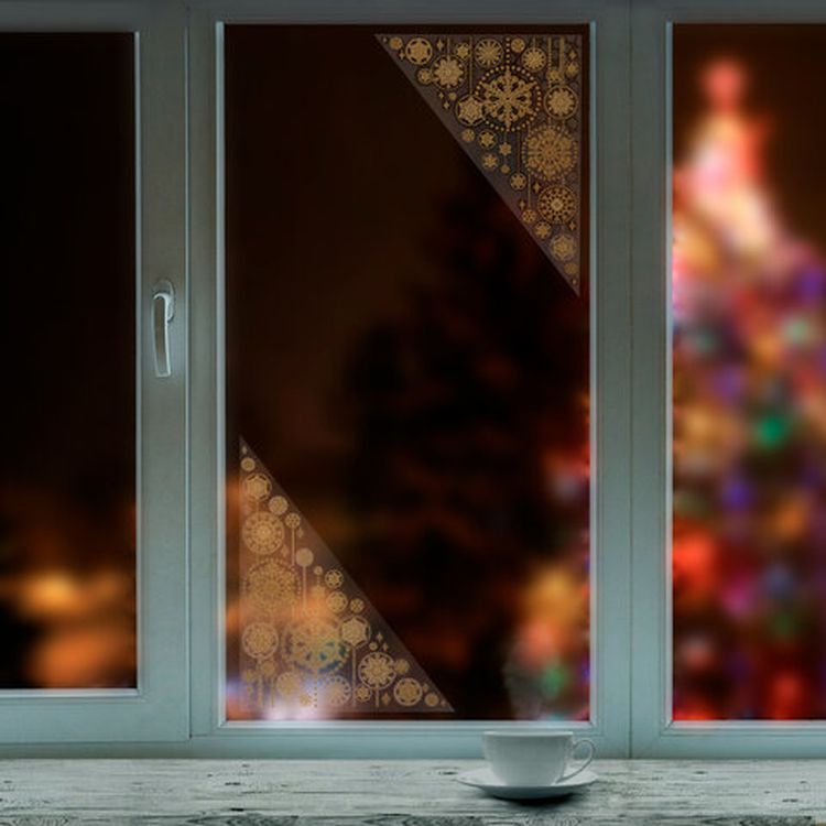 Украшение для окон и стекла «Узоры из золотых снежинок 2»