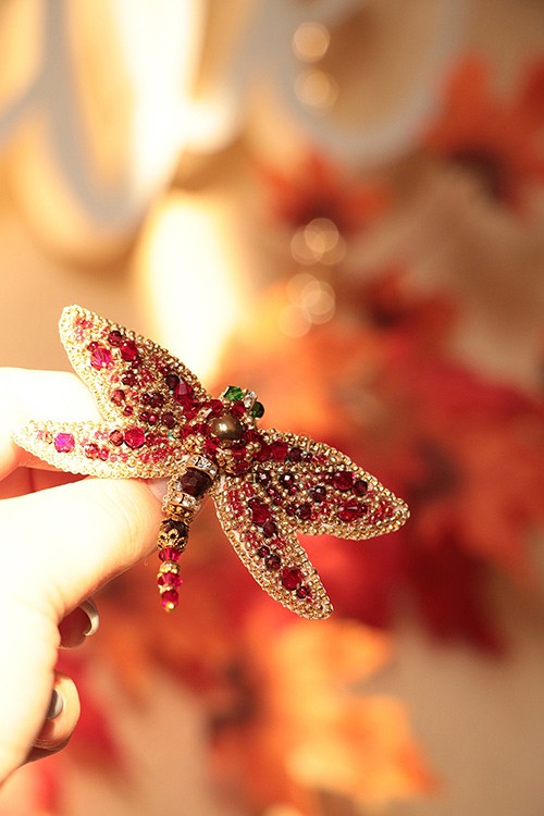 Вышивка Образа в каменьях «Брошь. Стрекоза Гранат», с кристаллами SWAROVSKI — картинка 3