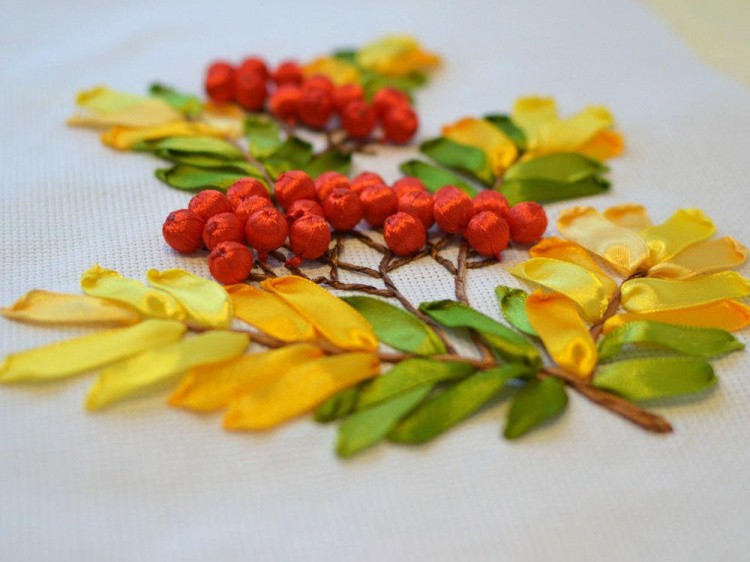 Вышивка лентами «Ветка рябины» — картинка 4