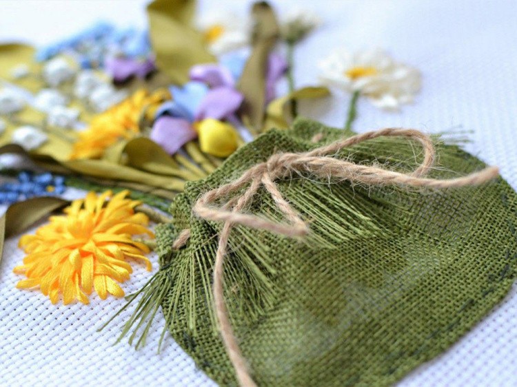 Вышивка лентами «Лесной букет» — картинка 5